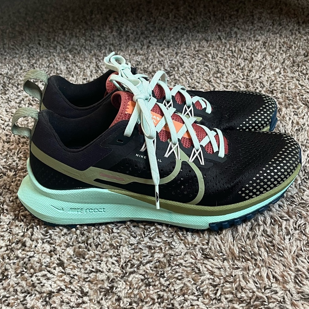 Nike • Women's Black/Mint Pegasus Trail 4 Athletic Shoes. Size 8.5